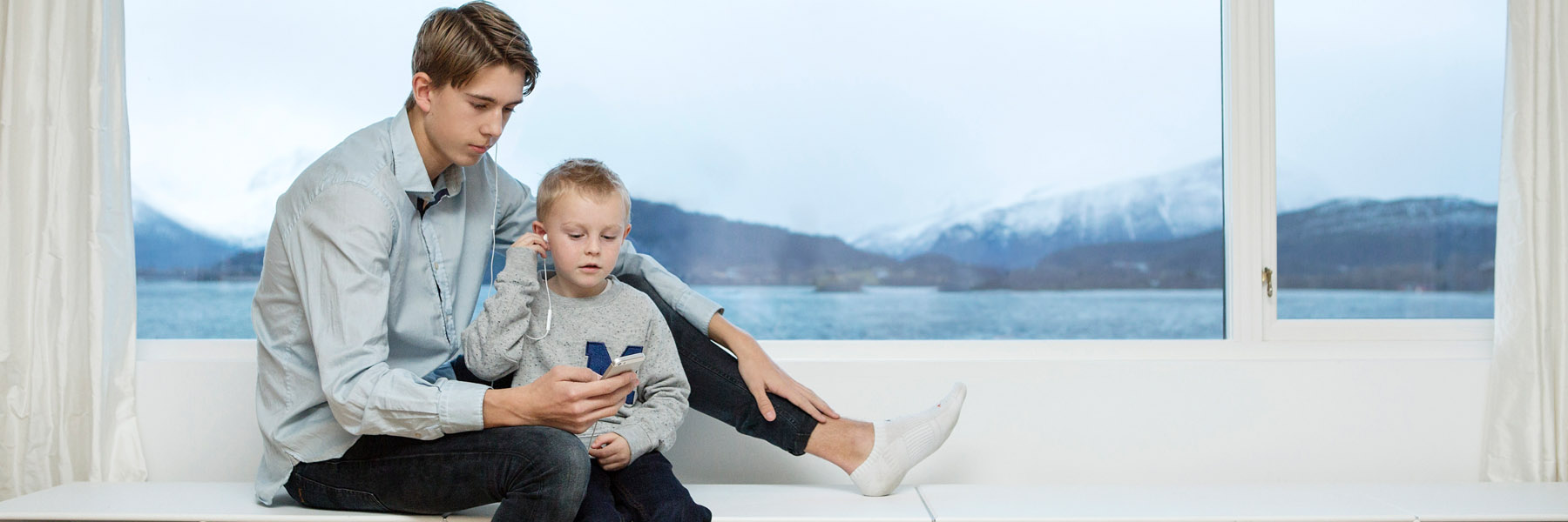 Internett_fiberfamilien_sittende til høyre.jpg