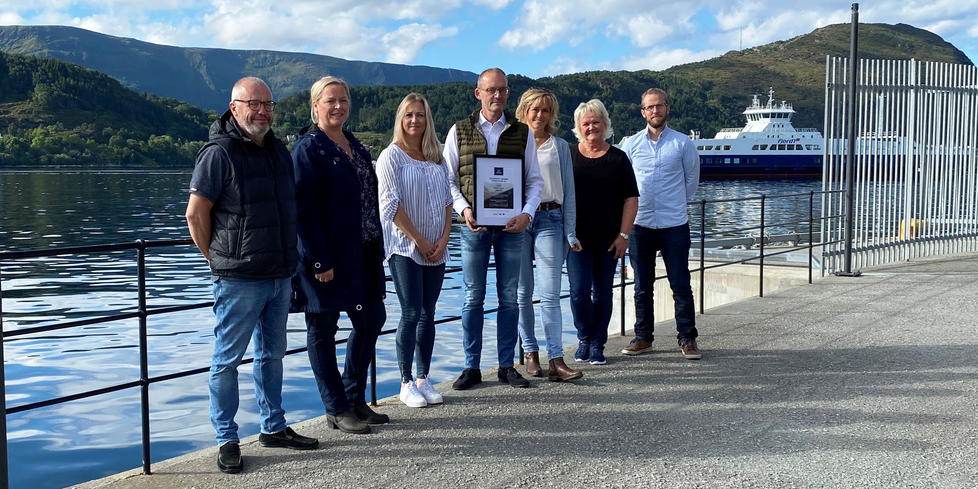 Stolt gjeng ved hovedkontoret i Ålesund