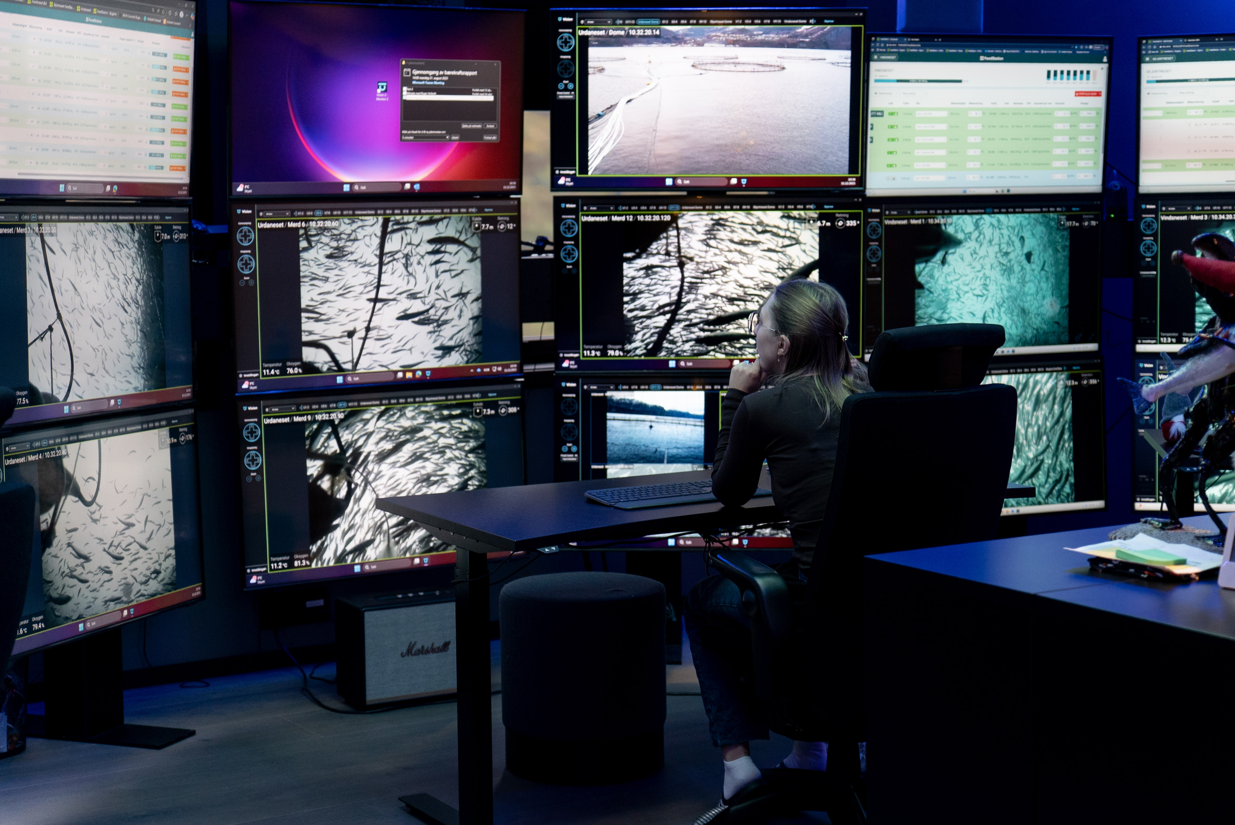 Hofseth styrer foringa til fisken i merdene fra kontrollrommet.