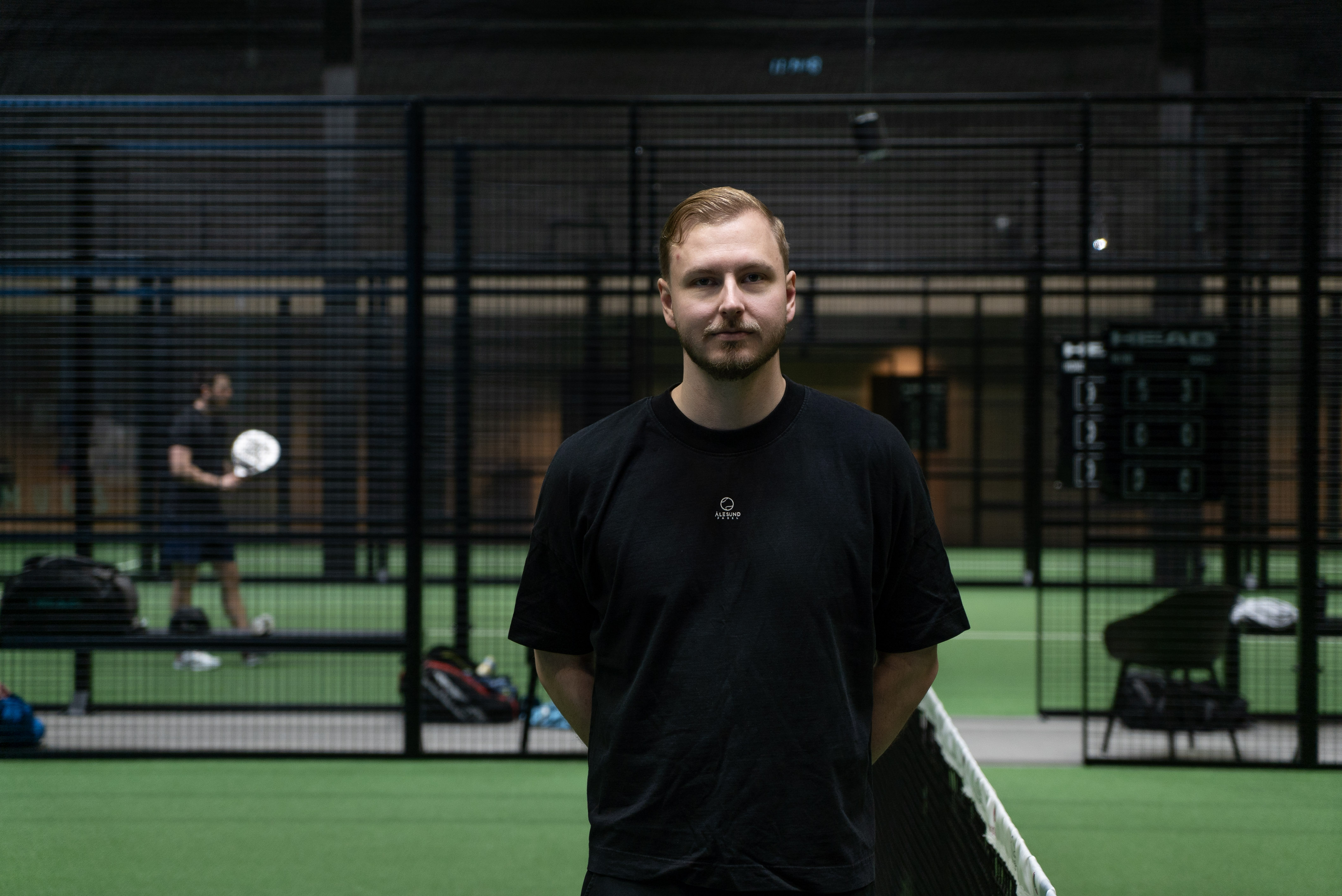 Daglig leder Håkon Skog Molvær i Ålesund padel er avhengig av at teknologien er på plass for at de skal kunne drifte effektivt.