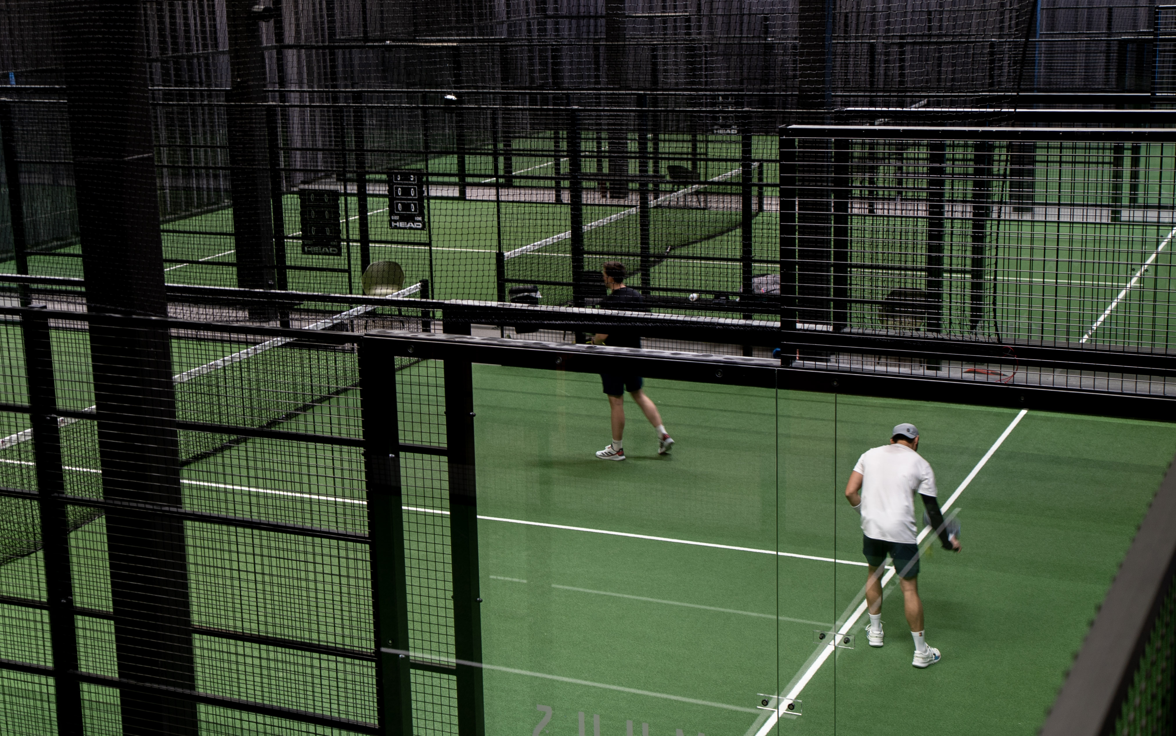 Ålesund padel har åpent fra 6 om morgonen til midnatt. Da er det systemet som sørger for at bookingen virker og lyset slår seg på og av.